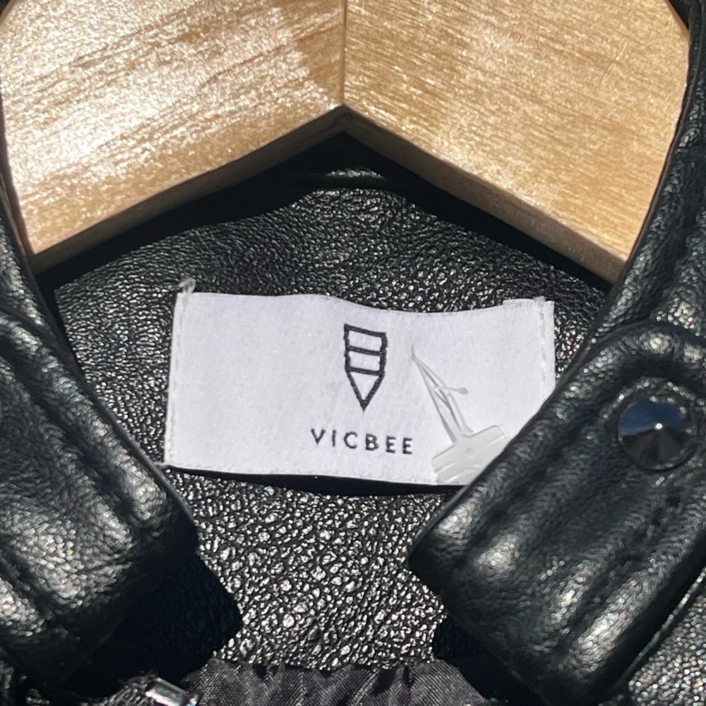Elegant Black Leather Jacket - Picture 9 of 16